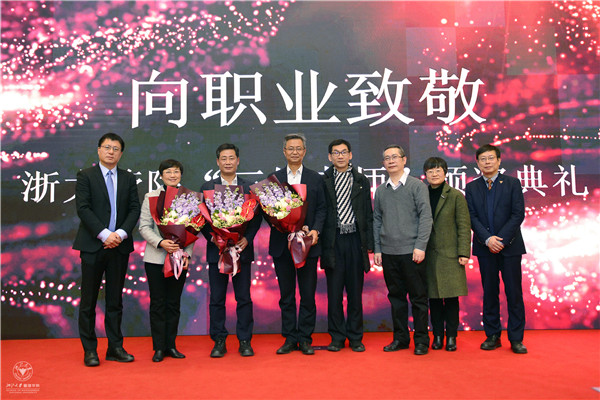 获奖者与院领导合影.jpg