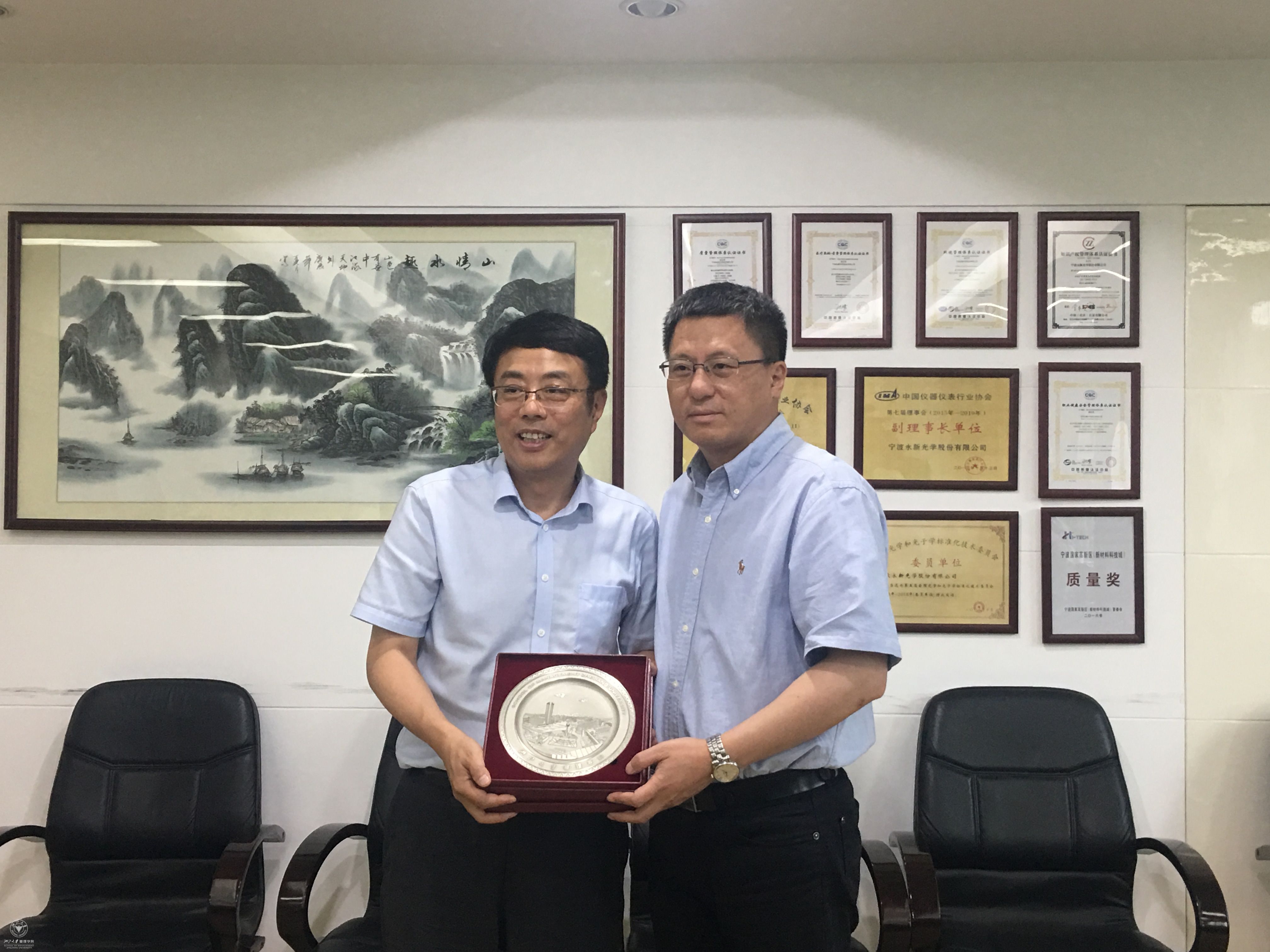 拜访永新光学毛磊校友 (16)_副本.jpg