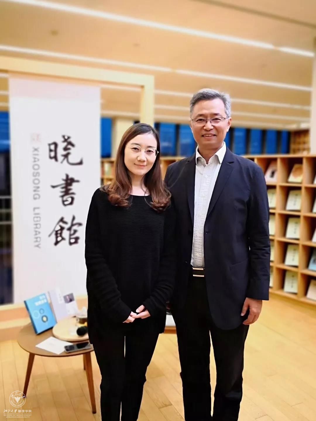 2018年12月 ,吴晓波教授(右)做客晓书馆分享《来自竞争的繁荣》,李璟琰与导师吴晓波教授合影.jpg