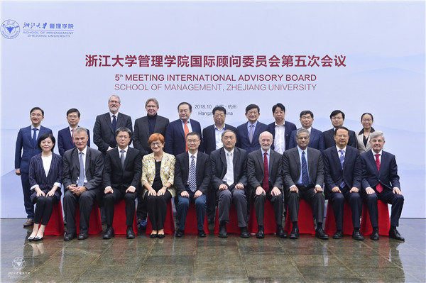 WB官网代表与中外委员合影.jpg